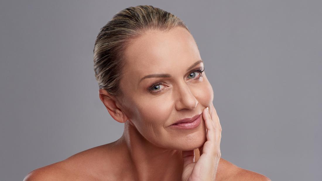 femme avec une peau à 60 ans