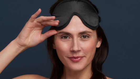 femme qui applique des patchs sur les pattes d'oie