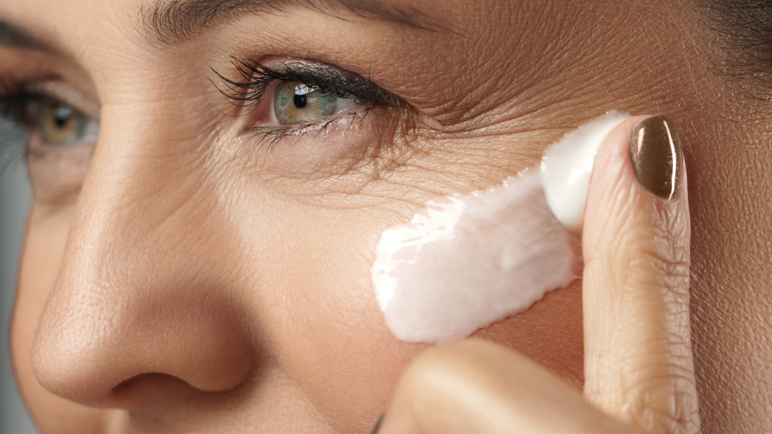 regard femme qui s'applique de la crème anti-âge