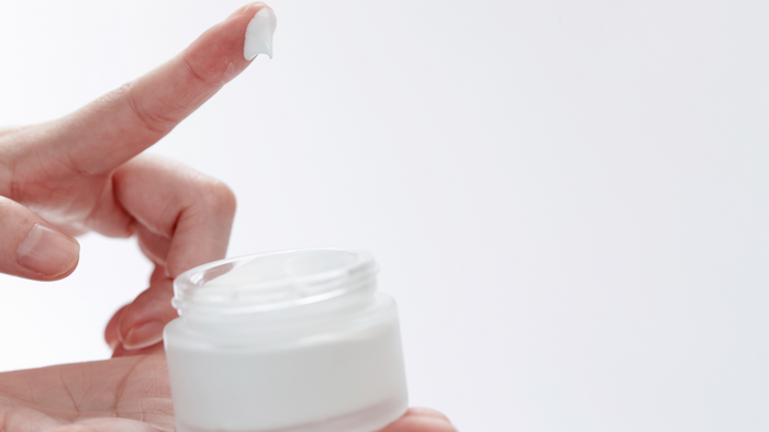 Votre crème hydratante ne suffit pas ? Découvrez pourquoi !