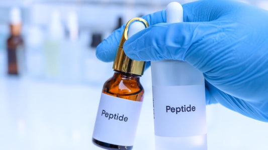 sérum avec peptides dans une main avec un gant bleu