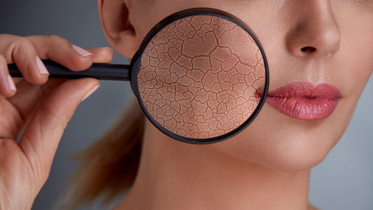 Rajeunissement facial, femme qui montre à l'aide d'une loupe le détail de sa peau