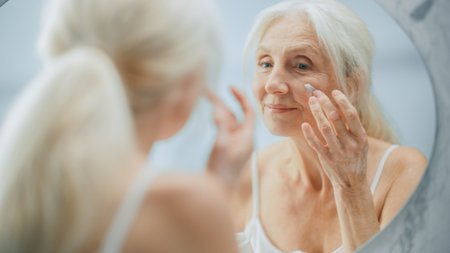 La routine du soir parfaite pour une peau mature: découvrez nos astuces