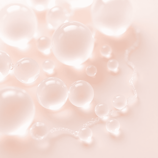 Gélules en gel translucide et gouttelettes avec des fibres de collagène et des molécules d'acide hyaluronique sur un fond pastel doux symbolisant une peau jeune