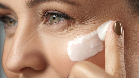 regard femme qui s'applique de la crème anti-âge