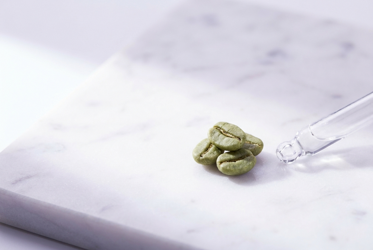La caféine en cosmétique : ce qu'elle fait vraiment sous les yeux