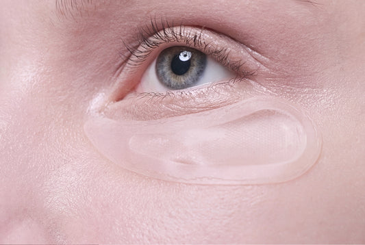 Patch contour des yeux translucide en forme de virgule posé sous l'œil, sur la zone des cernes